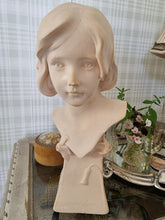 Ladda bild till bildvisaren Vintage Figurine Madeleine