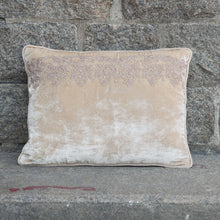 Ladda bild till bildvisaren Cushion Deluxe  Antiquity Embroidery Rosé 30x40cm