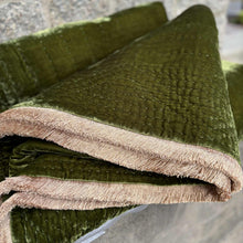 Ladda bild till bildvisaren Bedspread  Deluxe Silk Velvet Grass Green Natural Fringe 285x285cm