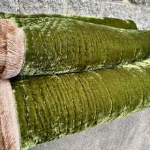 Ladda bild till bildvisaren Bedspread  Deluxe Silk Velvet Grass Green Natural Fringe 285x285cm