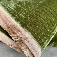 Ladda bild till bildvisaren Bedspread  Deluxe Silk Velvet Grass Green Natural Fringe 285x285cm