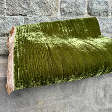 Ladda bild till bildvisaren Bedspread  Deluxe Silk Velvet Grass Green Natural Fringe 285x285cm