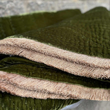 Ladda bild till bildvisaren Bedspread  Deluxe Silk Velvet Grass Green Natural Fringe 285x285cm