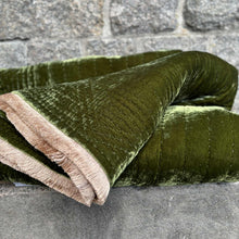 Ladda bild till bildvisaren Bedspread  Deluxe Silk Velvet Grass Green Natural Fringe 285x285cm