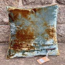 Ladda bild till bildvisaren Cushion Deluxe Waterlily Shaded Lake 40x40cm NYHET