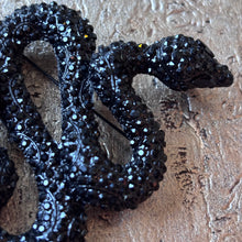 Ladda bild till bildvisaren Brosch Snake Nero