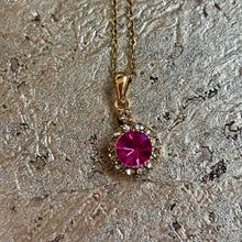 Ladda bild till bildvisaren Vintage Necklace Fuchsia (No. 502)