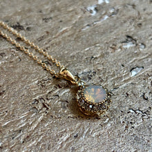 Ladda bild till bildvisaren Vintage Necklace Milky White