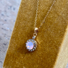 Ladda bild till bildvisaren Vintage Necklace Milky Light Rose