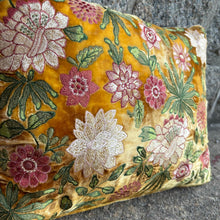 Ladda bild till bildvisaren Cushion Bouquet Embroidery Shaded Oro 30x40cm