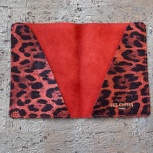 Ladda bild till bildvisaren Passport Case - Red Leodpard
