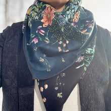 Ladda bild till bildvisaren Floral Bouquet Midnight Blue - Ull- och sidensjal, 110x110cm