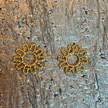Ladda bild till bildvisaren Earrings Golden Flower