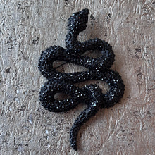 Ladda bild till bildvisaren Brosch Snake Nero