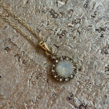 Ladda bild till bildvisaren Vintage Necklace Milky White