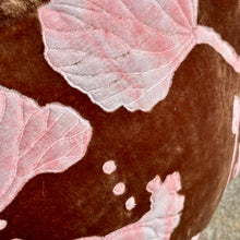 Ladda bild till bildvisaren Cushion Deluxe Waterlily Shaded Cognac 40x40cm NYHET