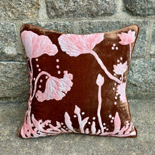 Ladda bild till bildvisaren Cushion Deluxe Waterlily Shaded Cognac 40x40cm NYHET