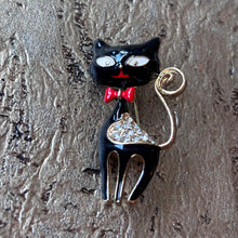 Ladda bild till bildvisaren Brosch Black Cat w. Bow Tie