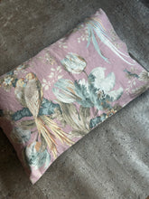 Ladda bild till bildvisaren Cushion Vintage Birds 40x60cm