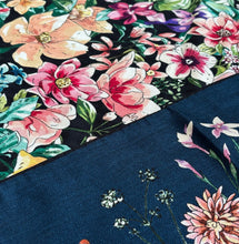 Ladda bild till bildvisaren Floral Bouquet Midnight Blue - Ull- och sidensjal, 110x110cm