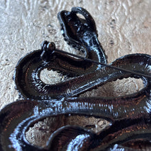 Ladda bild till bildvisaren Brosch Snake Nero