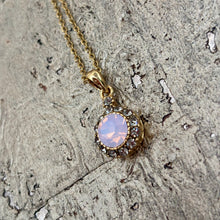Ladda bild till bildvisaren Vintage Necklace Milky Light Rose