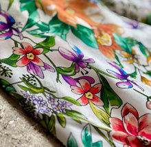 Ladda bild till bildvisaren Floral Bouquet White - Sidensjal, 110x110cm
