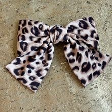 Ladda bild till bildvisaren Hårspänne Rosette Leopard Beige