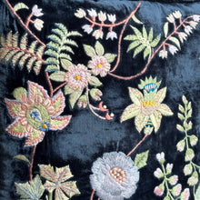 Ladda bild till bildvisaren Cushion Embroidery MME Bovary Opera 30x30cm