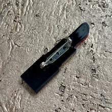 Ladda bild till bildvisaren Brosch Lipstick