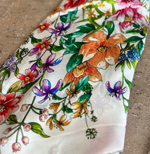 Ladda bild till bildvisaren Floral Bouquet White - Sidensjal, 110x110cm
