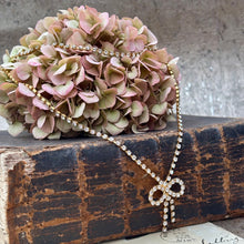 Ladda bild till bildvisaren Caprice Bow Necklace