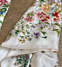 Ladda bild till bildvisaren Floral Bouquet Beige - Sidensjal, 110x110cm