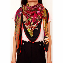 Ladda bild till bildvisaren Ull- och sidensjal - Tropical Temple Oublié, 140x140cm