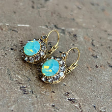 Ladda bild till bildvisaren Vintage Earring Milky Light Green/Blue