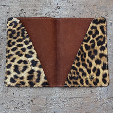 Ladda bild till bildvisaren Passport Case - Leodpard