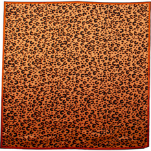 Ladda bild till bildvisaren Sidensatinsjal - Leo, 90x90cm