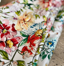 Ladda bild till bildvisaren Floral Bouquet Beige - Sidensjal, 110x110cm