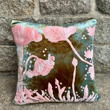 Ladda bild till bildvisaren Cushion Deluxe Waterlily Shaded Lake 40x40cm NYHET