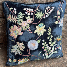 Ladda bild till bildvisaren Cushion Embroidery MME Bovary Opera 30x30cm
