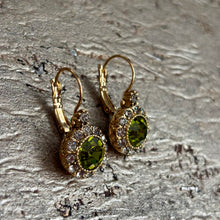 Ladda bild till bildvisaren Vintage Earring Olivine (No.228)