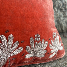 Ladda bild till bildvisaren Cushion Sharon Harris Border Rose Bisque 30x30cm