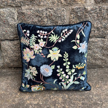 Ladda bild till bildvisaren Cushion Embroidery MME Bovary Opera 30x30cm