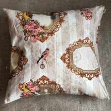 Ladda bild till bildvisaren Cushion Birds And Frames