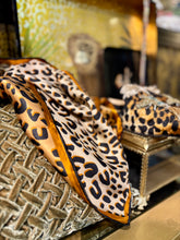 Ladda bild till bildvisaren Sidensatinsjal - Leo, 90x90cm