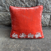 Ladda bild till bildvisaren Cushion Sharon Harris Border Rose Bisque 30x30cm