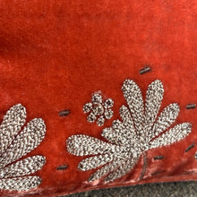 Ladda bild till bildvisaren Cushion Sharon Harris Border Rose Bisque 30x30cm