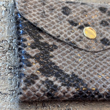 Ladda bild till bildvisaren Card Holder Snake Skin - Grey
