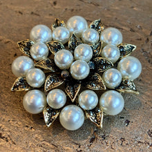 Ladda bild till bildvisaren Brosch White Pearls