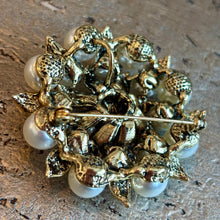 Ladda bild till bildvisaren Brosch White Pearls